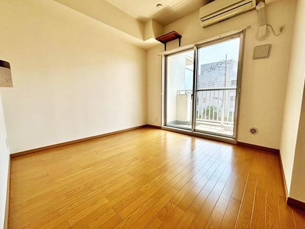 明るい光が射し込む約10.1帖のLDK