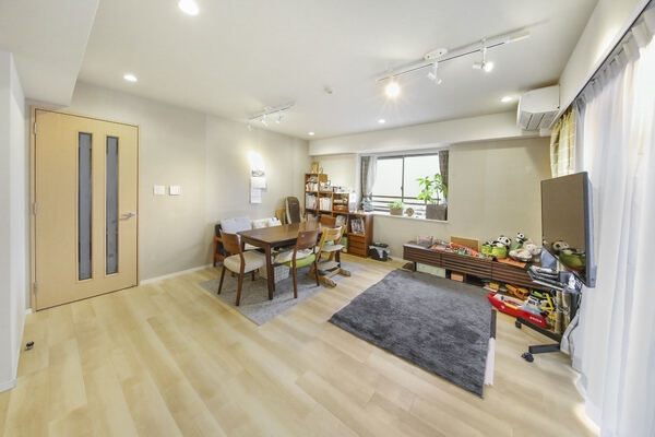 足元から体を温める床暖房がございます。