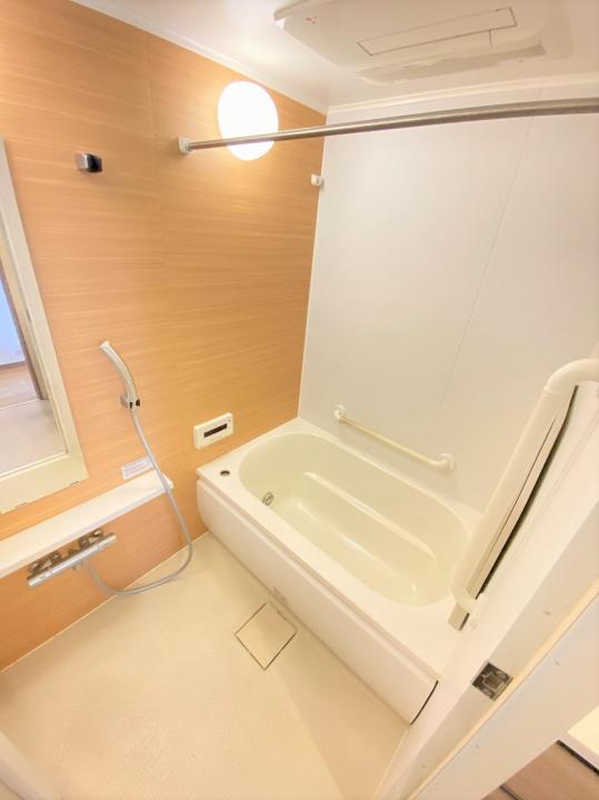 浴室には浴室暖房乾燥機がございます。