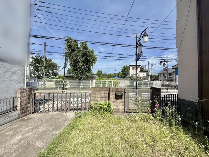 敷地内から道路方向に撮影(道路向かいは小学校敷地内です)