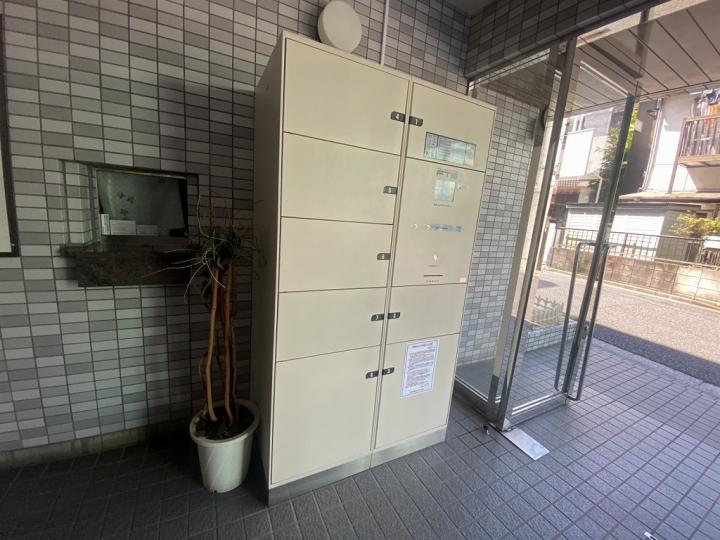 宅配ボックスがございます