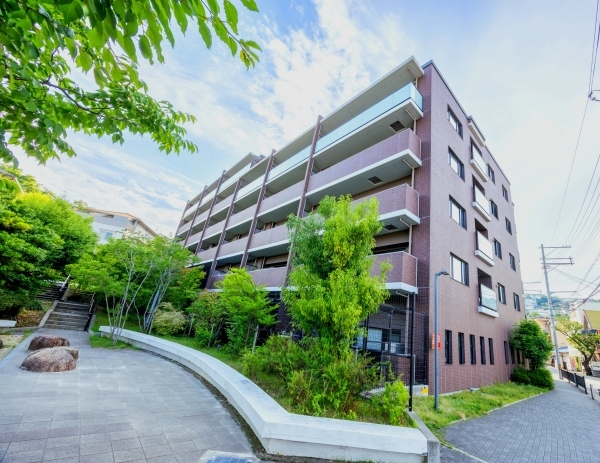 現地南東方向から撮影した建物外観写真。東棟（ザ・イースト）