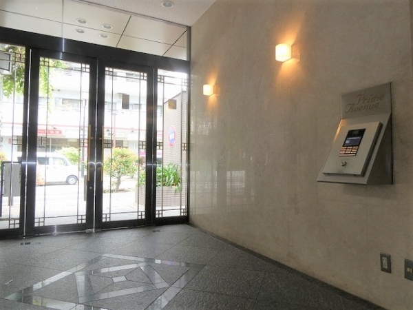 風除室にはモニター付きオートロック盤を設置
