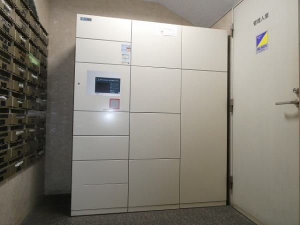 共用部に宅配ボックスがあるため、不在時にも荷物の受け取りが可能です。