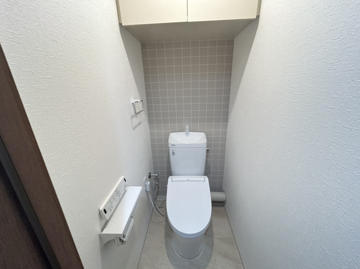【トイレ】吊戸棚がついているため、掃除用具等収納が可能です。