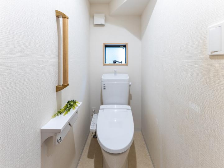 ウォシュレット付き。窓のあるおトイレです。