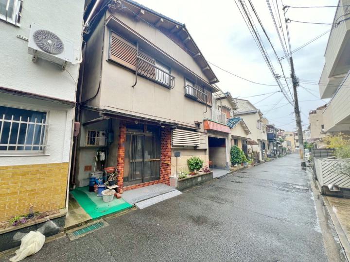 北側から前面道路。近鉄「高安」駅徒歩約11分、有効面積約73.61平米、間口約8.9ｍ、建築条件無し