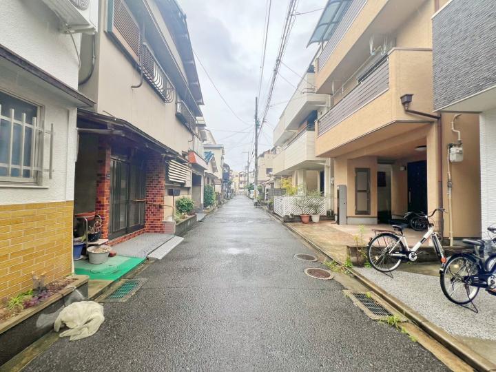 南側から前面道路。近鉄「高安」駅徒歩約11分、有効面積約73.61平米、間口約8.9ｍ、建築条件無し