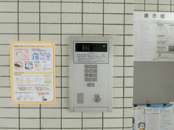 不審者や勧誘員などが建物内に立ち入るのを防いでくれるオートロック付き