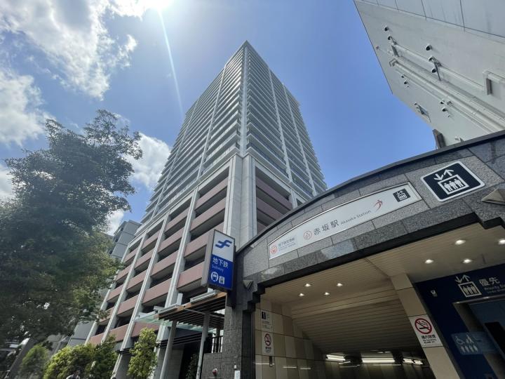 地下鉄空港線「赤坂駅」に隣接