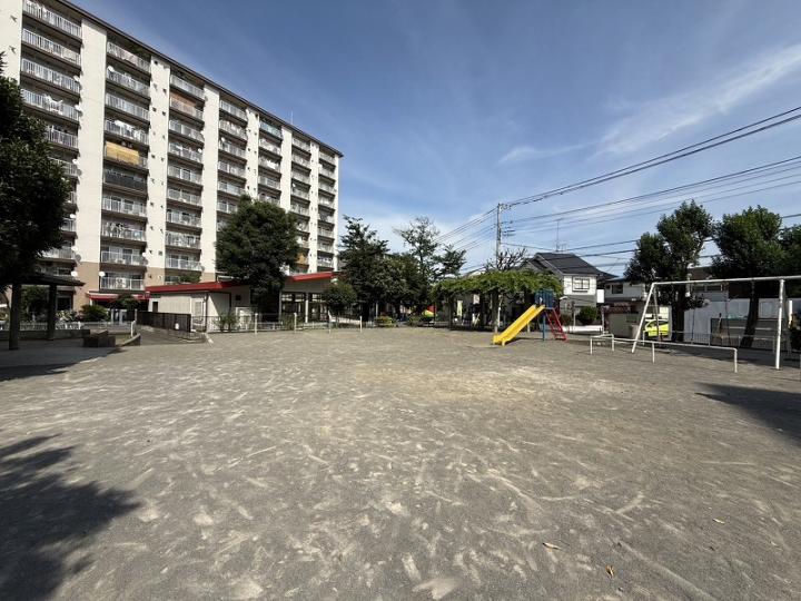 敷地内に共用プール・公園あり