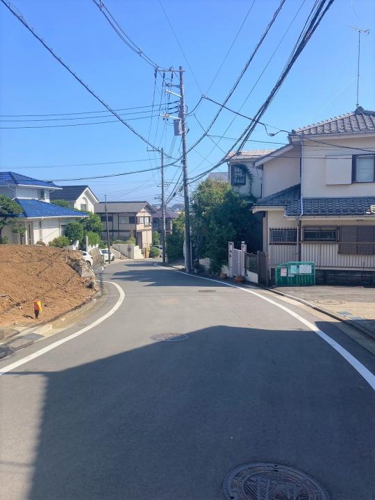 幅員約6.5メートルの公道です。