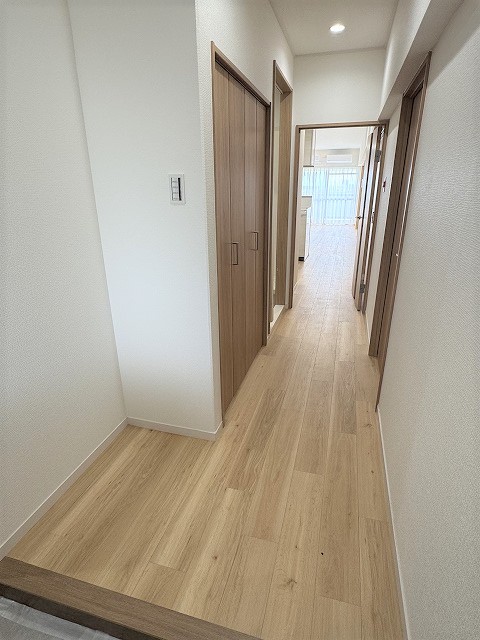 ～玄関を入るとシューズクローク、収納棚、洗面所、リビングへと続きます～