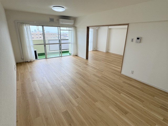 ～リビング横の洋室とは繋がっており、可動式扉で独立使用も可能～