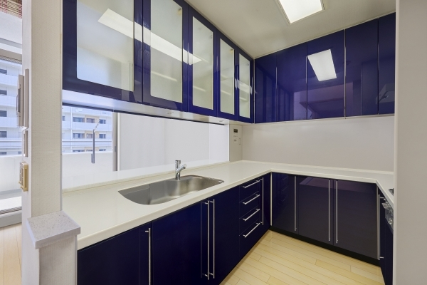 洗い物をしながらリビングの様子が確認できる対面キッチン(CGで作成したリフォームイメージです)