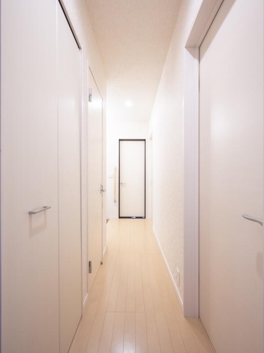 1階廊下(収納つき)