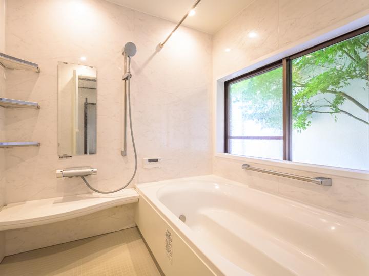 浴室窓ございます。