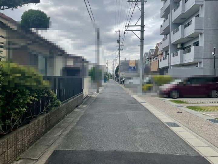 私道につながる公道　幅員約３．９ｍ