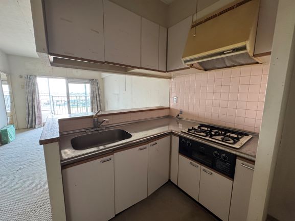 キッチンからリビングを臨む