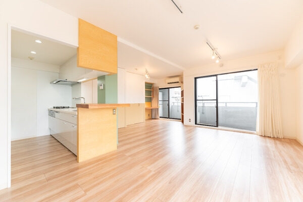 ご家族が集うLDKは約20帖の広さです。2面採光設計の明るい室内で、ゆったりとお過ごしいただけます。