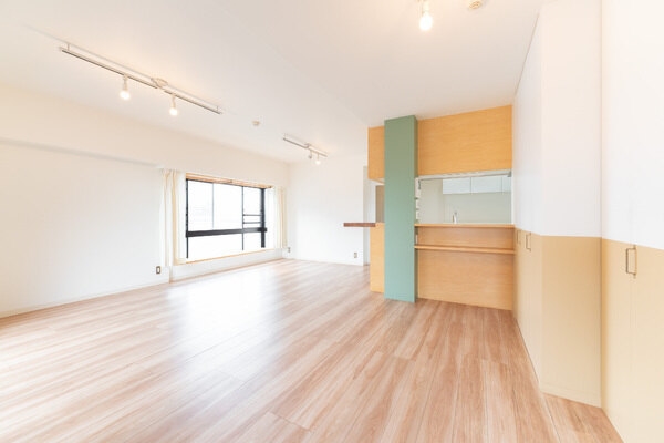 南側の掃き出し窓から陽光が差し込む室内です。ソファーやダイニングテーブルを配してもゆとりがあります。