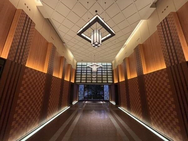 三井不動産レジデンシャル分譲「パークシティ」シリーズ。デザイン性の高い照明が施された開放的なロビー。