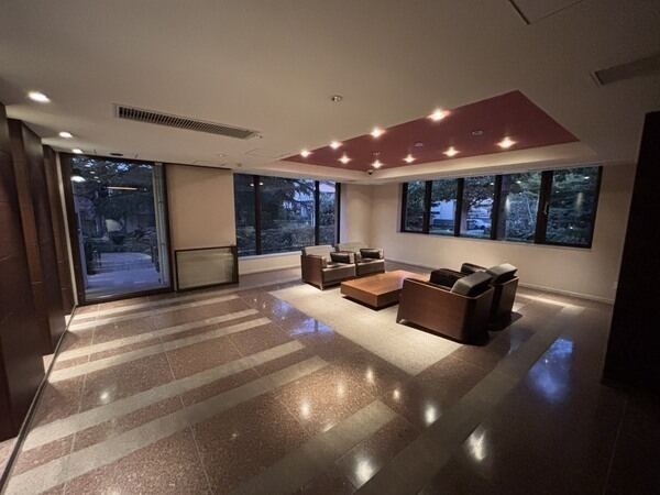 ロビーにはソファとテーブルが設置され、待ち合わせなどに便利です。窓からは緑を望むことができます。