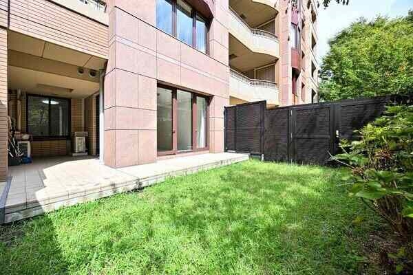 専用庭には屋根付きのテラスもあり、読書やティータイムを楽しむなど、暮らしの楽しみ方が広がりそうです。