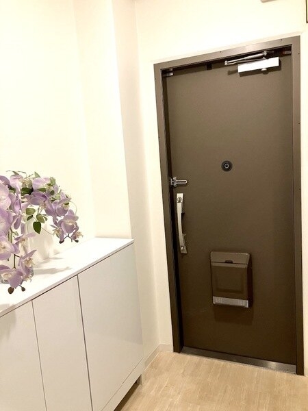 玄関。家具調度品は販売対象には含みません。