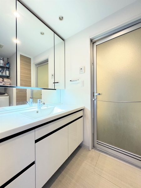 三面鏡裏収納付きの洗面化粧台