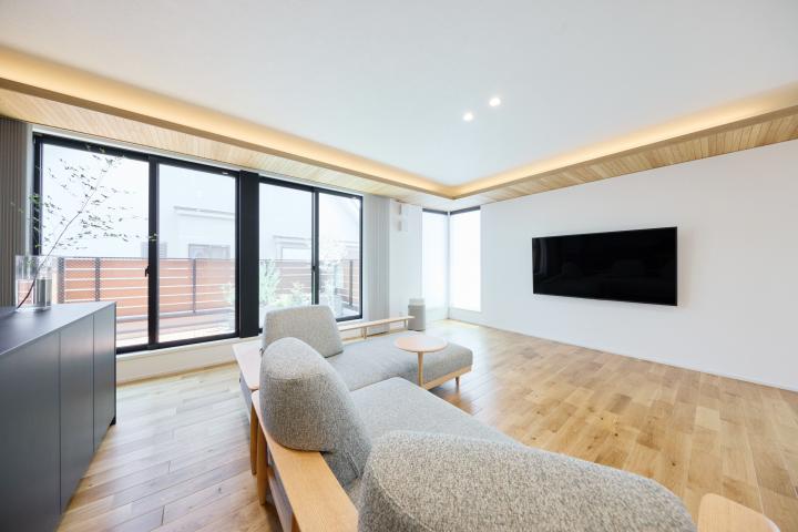 間接照明付きのリビングダイニングキッチン