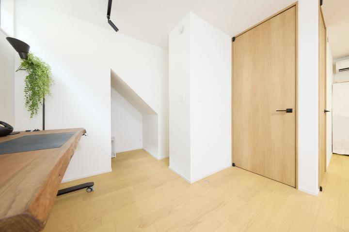 階段下収納付きの約11.5帖の居室