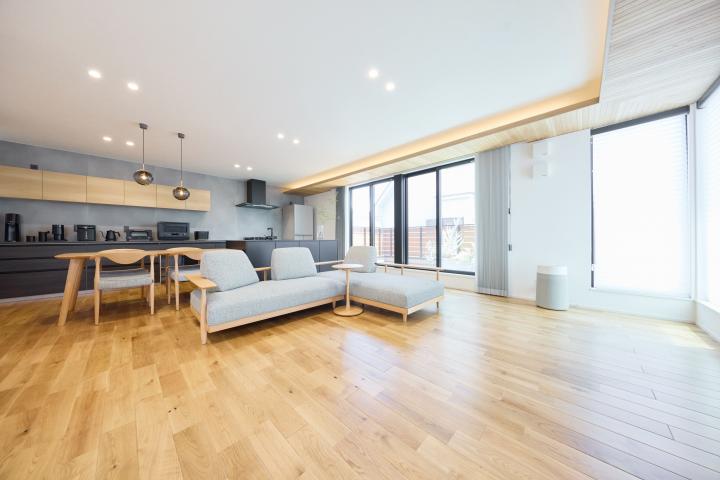 南東から2面採光が取れるリビングダイニングキッチン