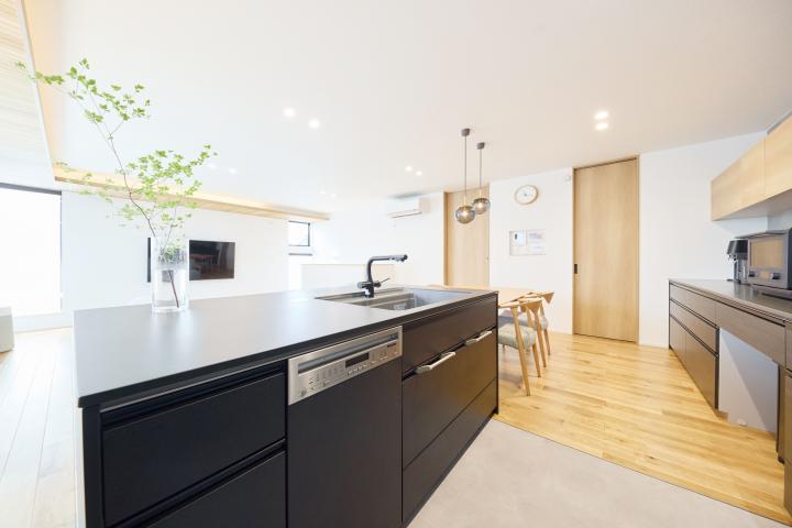 トクラスのシステムキッチン※扉の奥には食品庫があります。