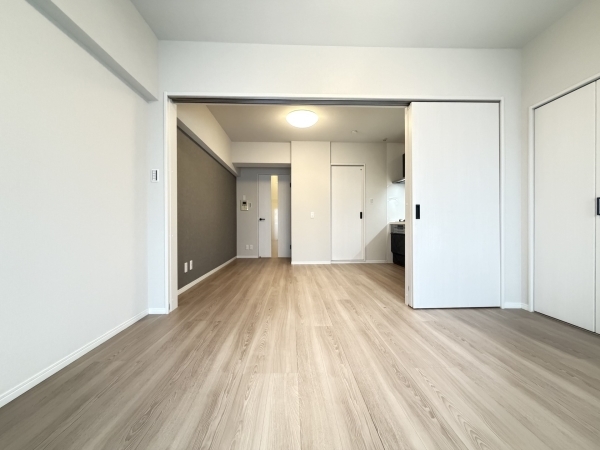 ダイニングに隣接した約6.8帖の洋室