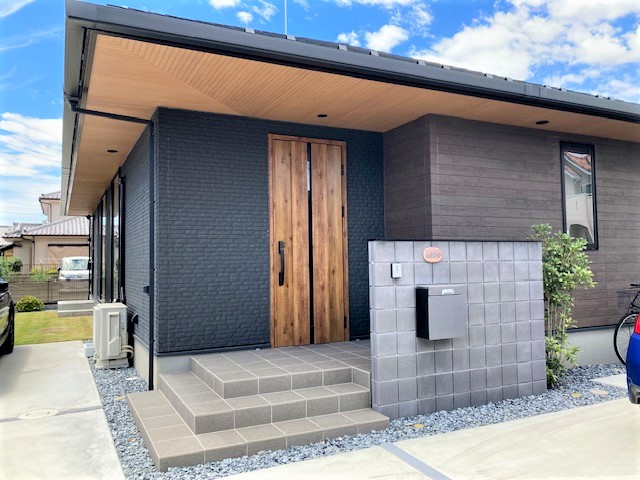 外壁一部に木質サイディング採用