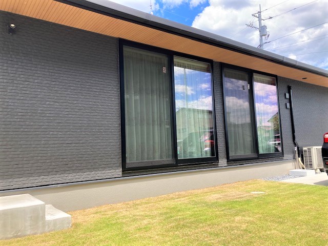 高さ2.45?のサッシから陽が差し込みます