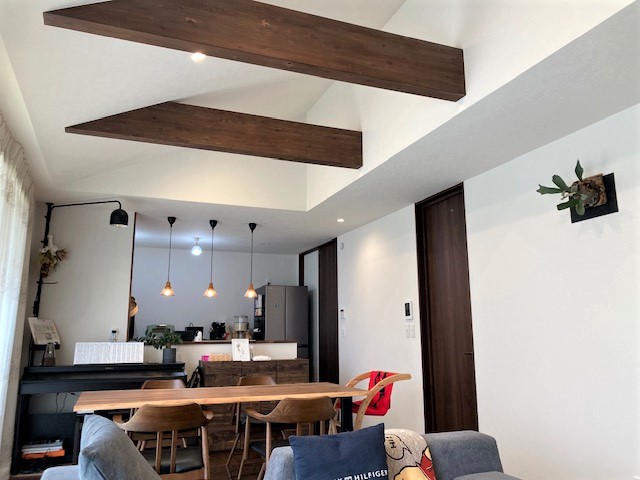 勾配天井と現し梁のLD