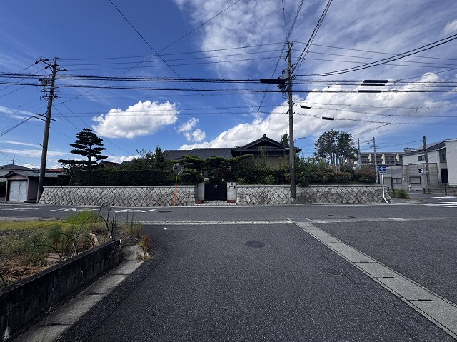 西側前面道路