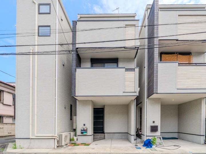 真正面からの外観