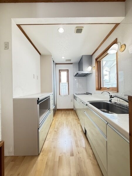 約4.5帖のキッチンです。また、造り付けの収納豊富な食器棚も有ります。