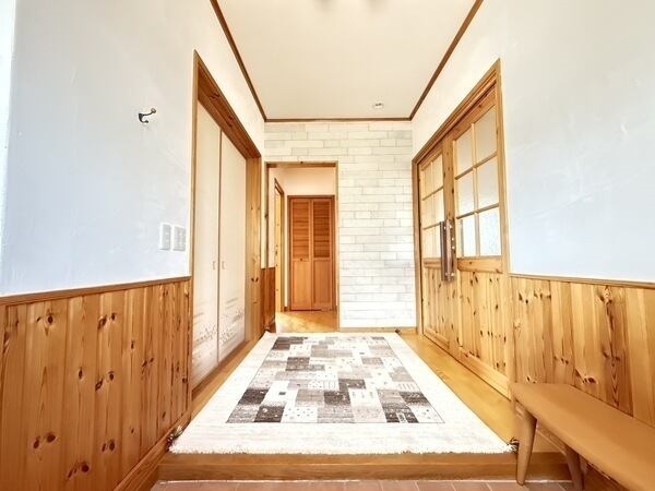 奥の壁はエコカラット使用のため、湿気や臭気を抑えられます。※家具調度品は販売対象には含みません。