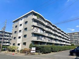 タウン伝治山四号棟の外観