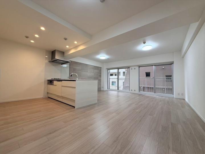 LDK約22帖ございます!ペニンシュラ型のシステムキッチン!