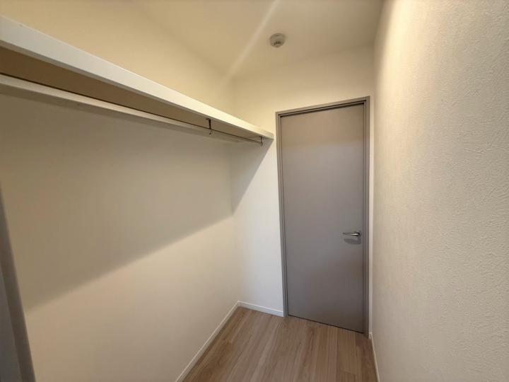 洋室横のウォークインクローゼットです!
