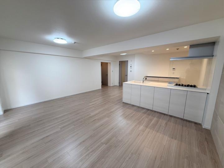 リビングにはエコカラットを採用!キッチン背面にも収納がございます!