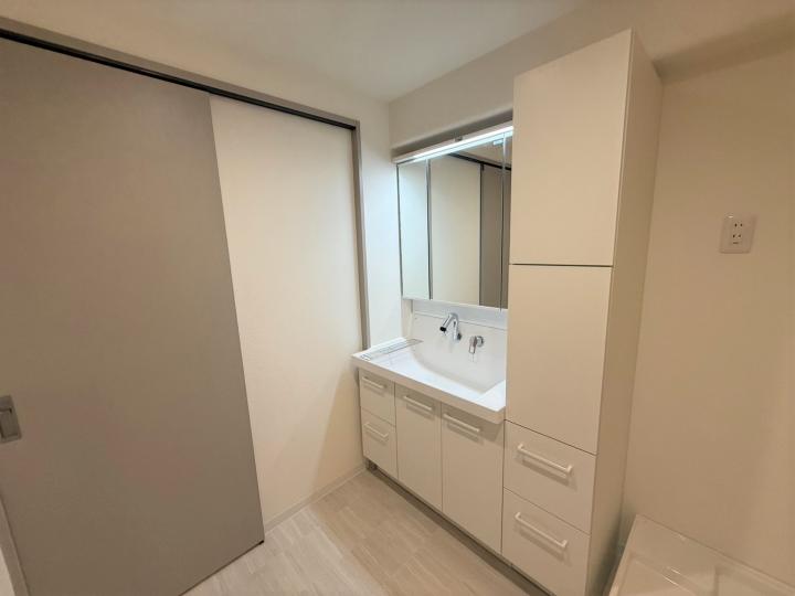 3面鏡タイプの洗面化粧台!キャビネットもついており、タオル類も収納いただけます!