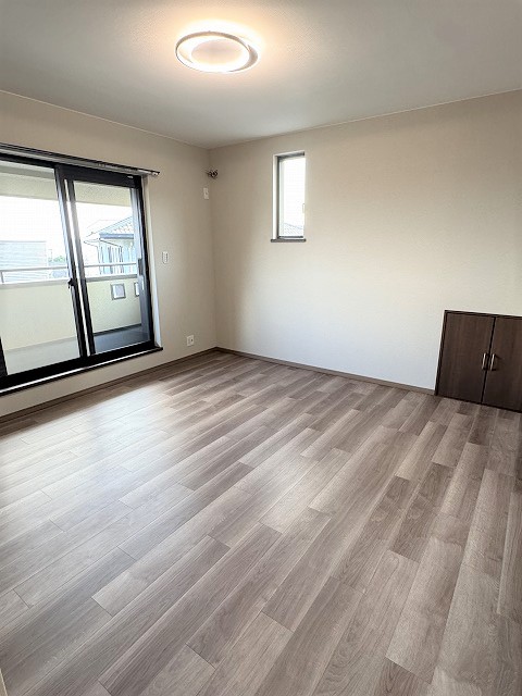 ~2階約8.5帖の洋室~