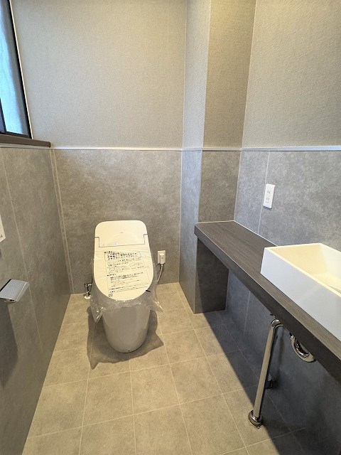 ~1階トイレはタイル調仕上げ、便器はタンクレスタイプ~