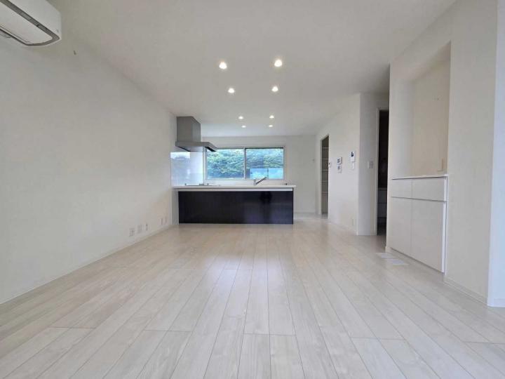 LDK:キッチン背面の窓から自然光を取り込めます